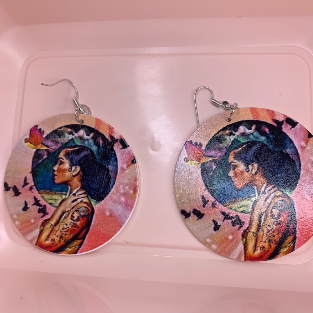 Earrings - Picture 1 of 3